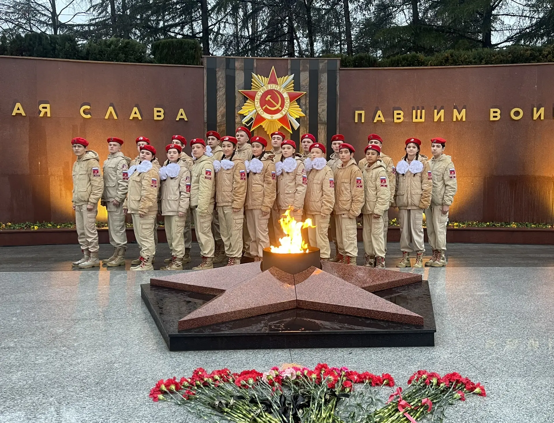 23 февраля кадеты и юнармейцы школы приняли участие в торжественной церемонии возложения цветов к ве