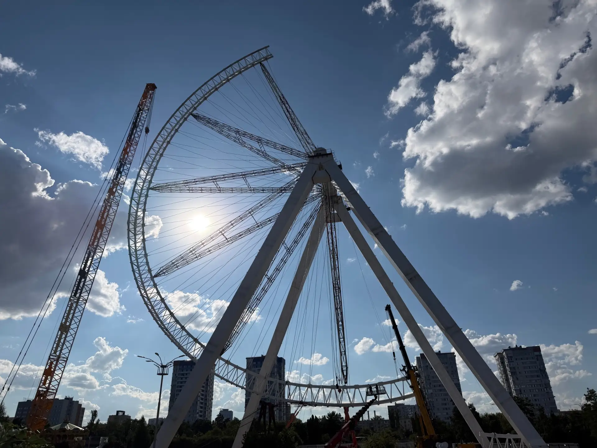 🎡 Уже половина: волгоградский аттракцион-гигант растет ежедневно 
 
В Центральном парке Волгограда 