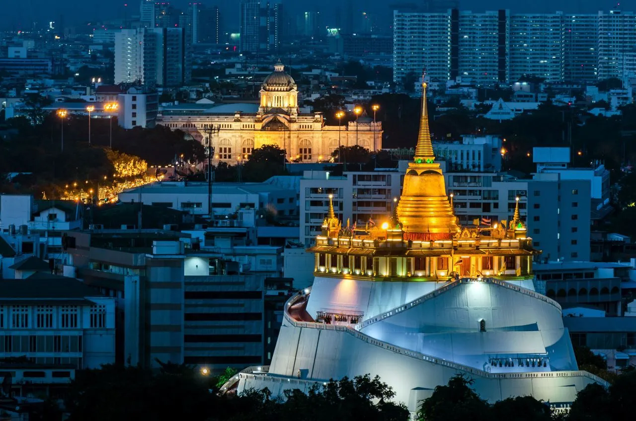 Храм Wat Saket в Бангкоке, Таиланд 🇹🇭  🔹 Храм Wat Saket или Золотая Гора расположился на возвышеннос