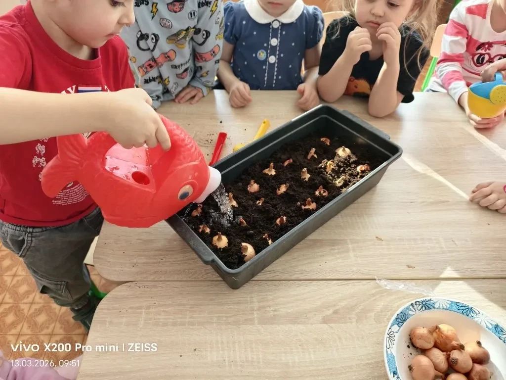 Маленькие садоводы: в нашем детском саду прошел «День лука»!
