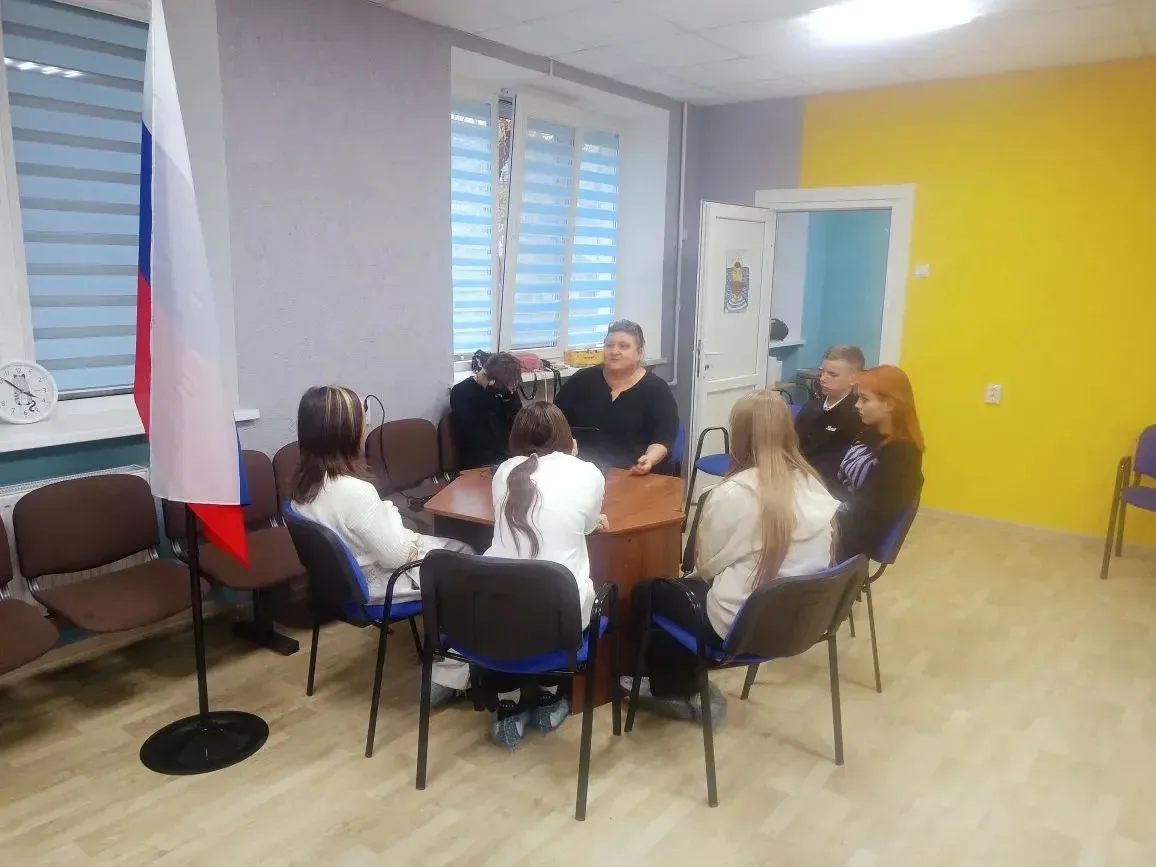 Сегодня наша страна отмечает День Конституции. 
Праздник учреждён в честь принятия Конституции Росси