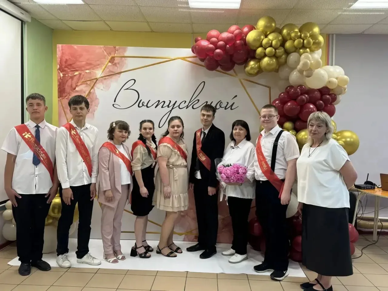 В ГКОУ РО «Гуковская школа-интернат №12» состоялся долгожданный и трогательный праздник — выпускной 