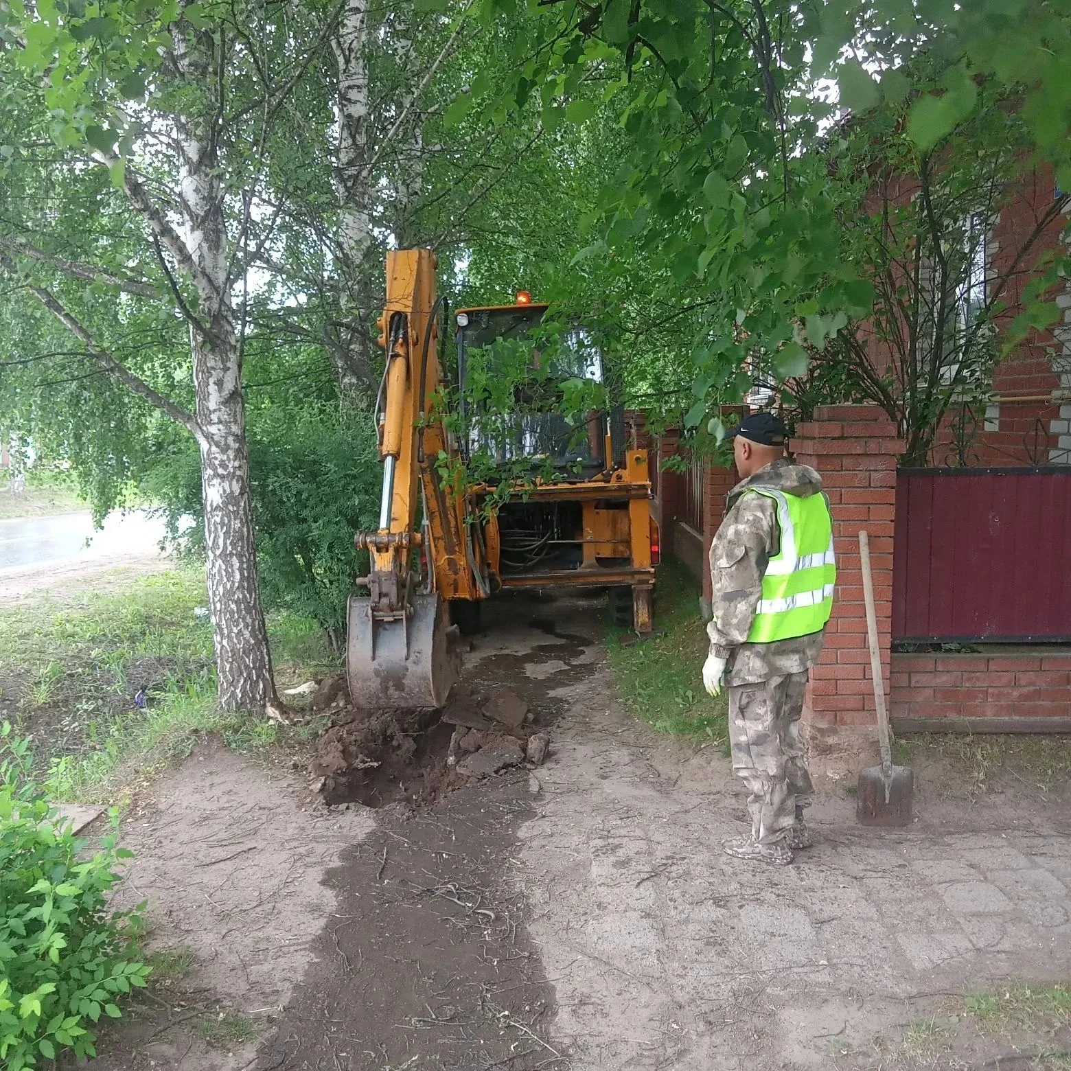 Идут работы по обустройству тротуара, который свяжет в единую пешеходную сеть улицы Свердлова и Гого