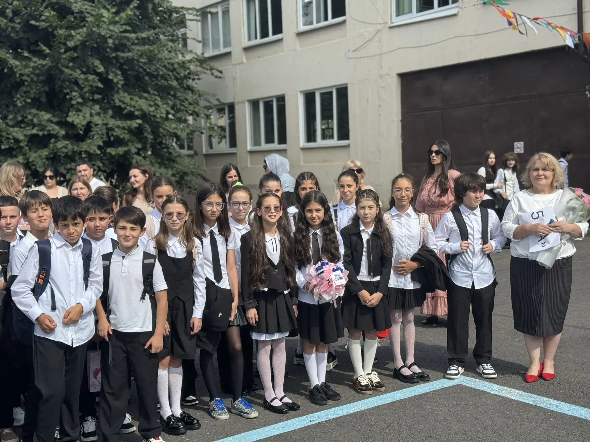 2 сентября в МКОУ "СОШ 9" г о. Нальчик начался в стенах 14 гимназии с торжественной лин...