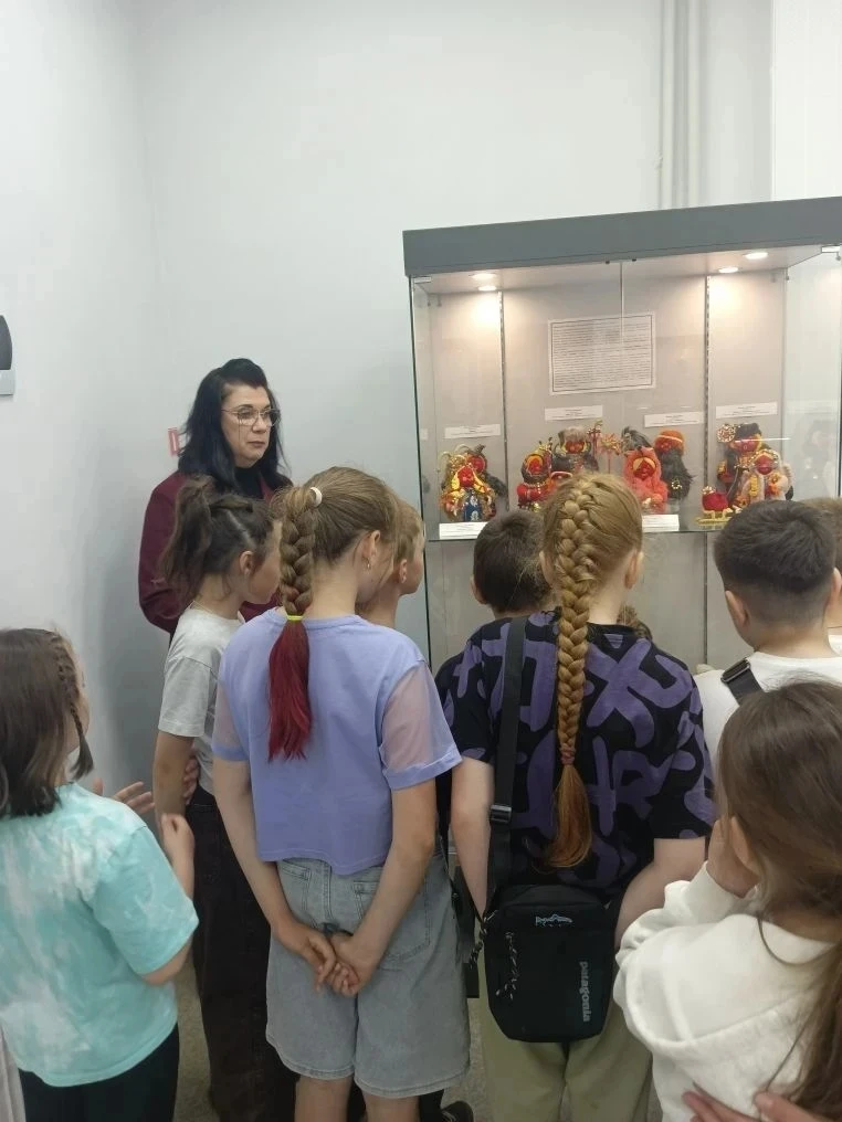 3 июня воспитанники 1 и 2 отрядов пришкольного лагеря посетили художественный музей с и...