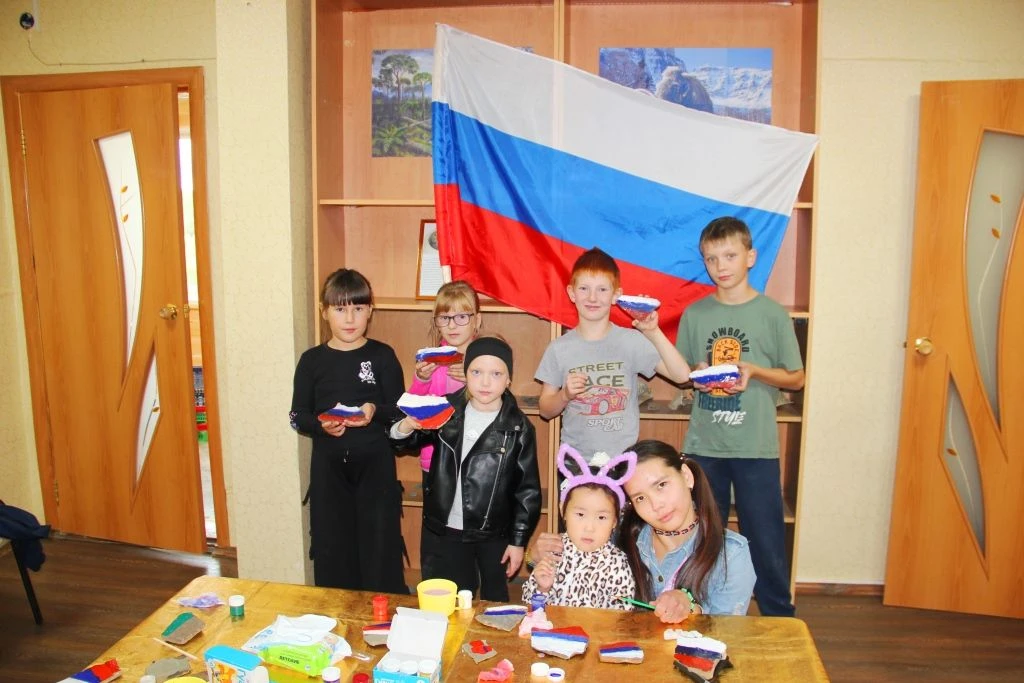 Мастер-класс «Роспись камней» приуроченный ко Дню Государственного флага Российской Фед...