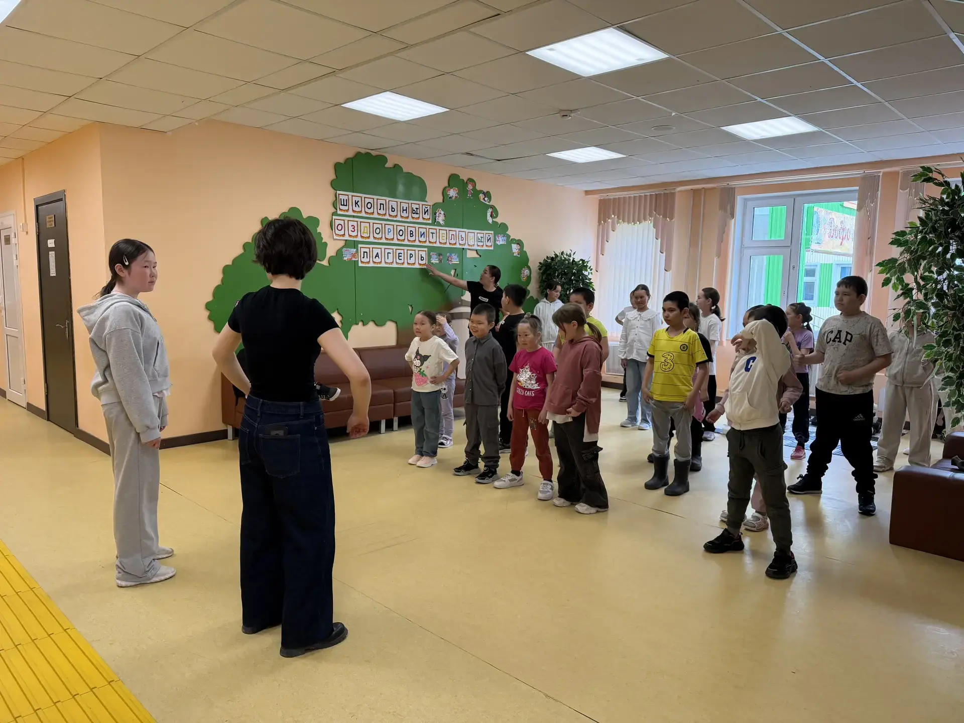 Ура! Наш пришкольный лагерь "Тундровичок" распахнул свои двери, и первый день пролетел как одно мгно