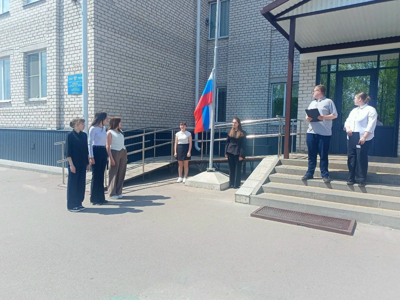 Сегодня наша торжественна церемония спуска государственного флага Российской Федерации, посвящена Дн
