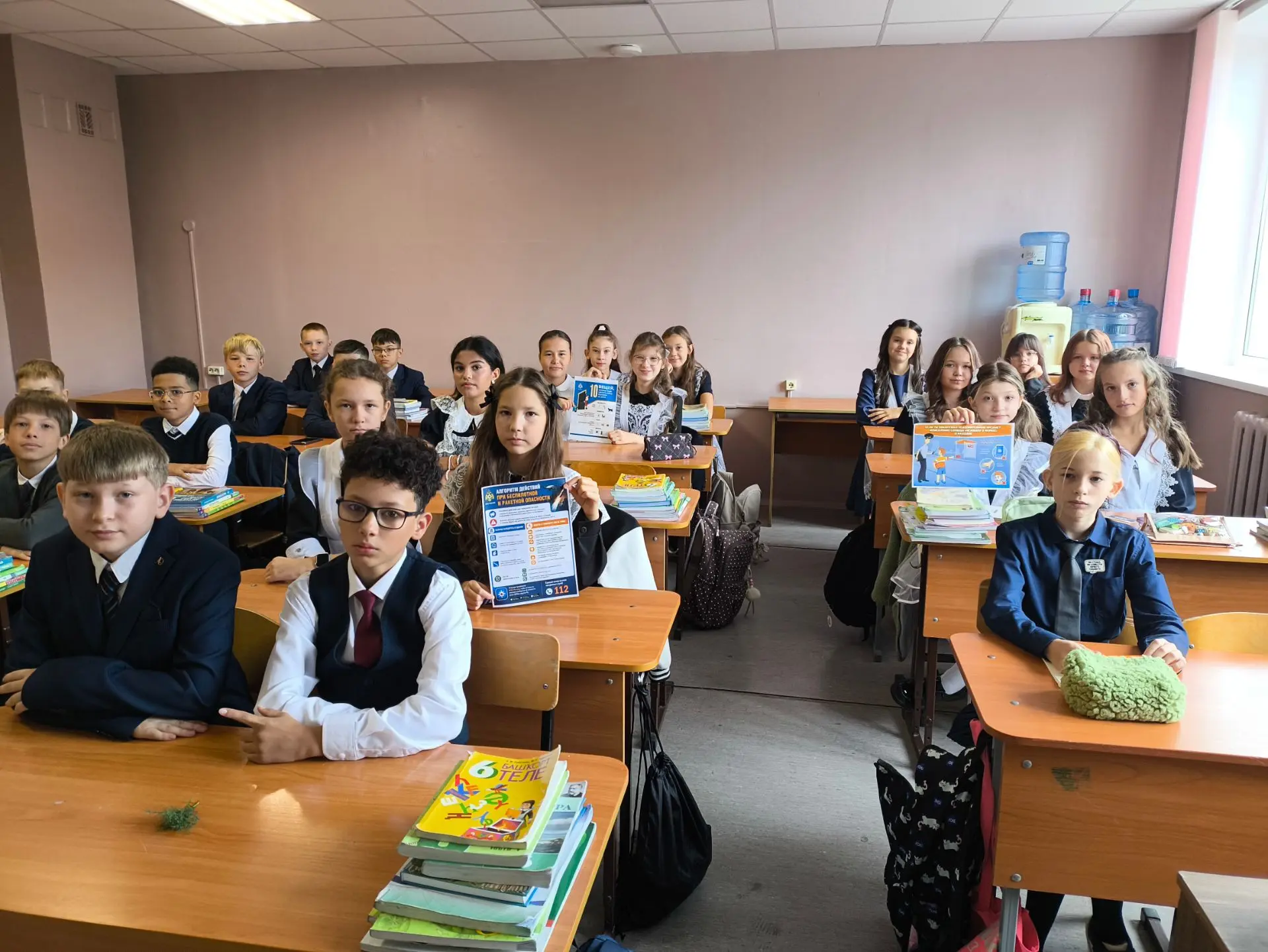 Сразу после праздничных занятий классные руководители 1–11 классов провели единый Урок ...