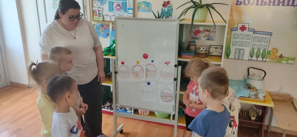 Занятие по рисованию в средней группе "Кузовок с ягодами"