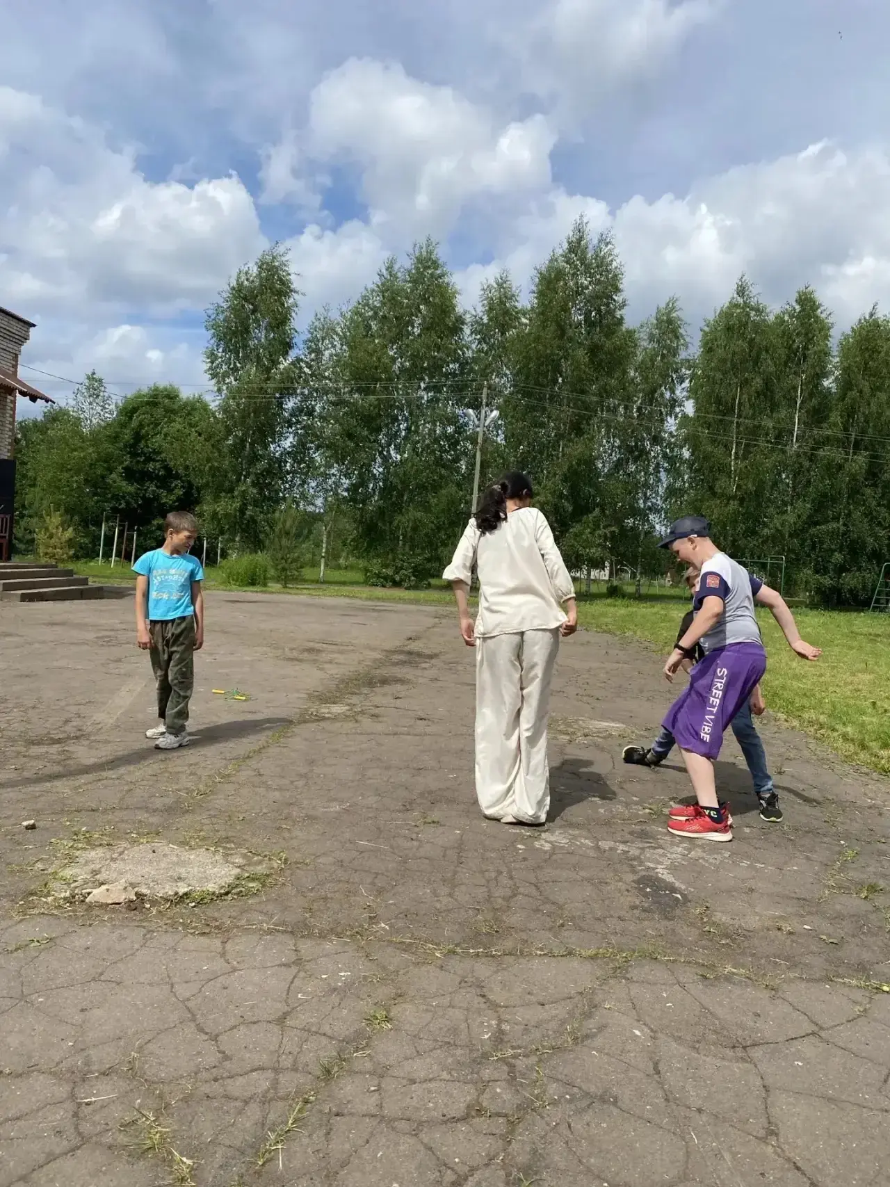 В нашем лагере утро началось с завтрака. Дети устроили «Весёлые старты»: перетягивали канат, играли 