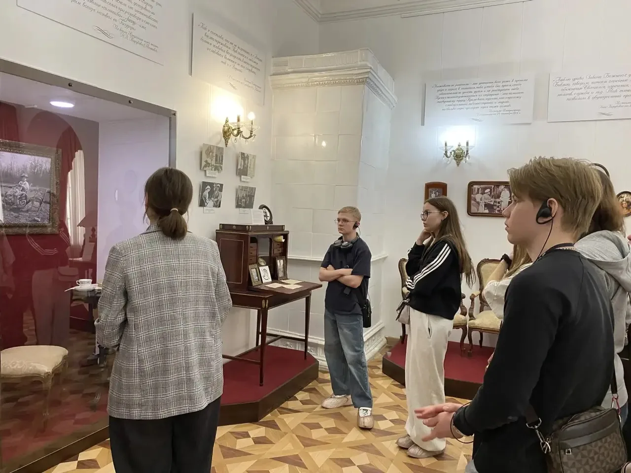 В эти праздничные дни учащиеся нашей школы вместе с Копыловой А.Н. и Сафиной Л.М. побывали в Тобольс