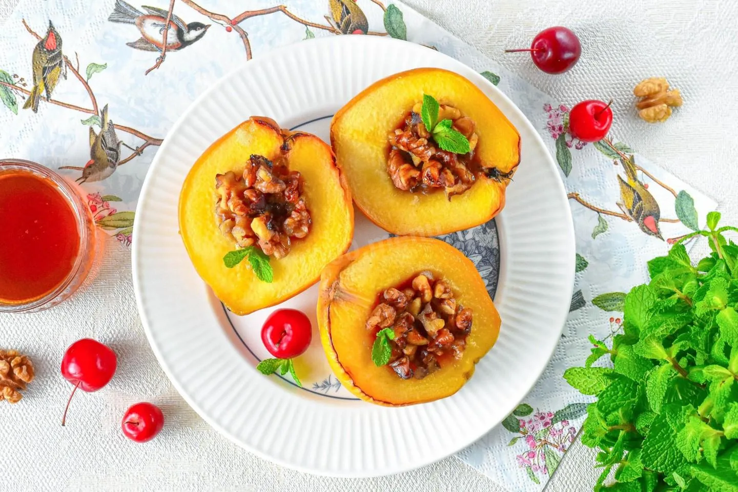 АЙВА, ЗАПЕЧЁННАЯ С МЁДОМ И ГРЕЦКИМИ ОРЕХАМИ