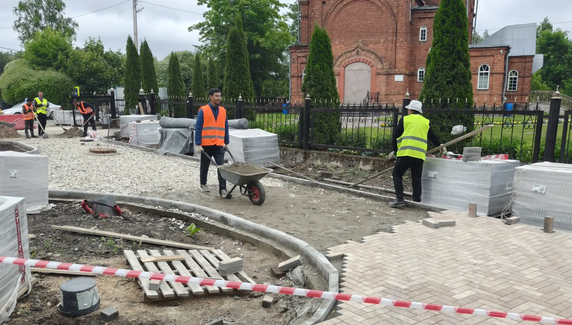💫 В главном парке города Чудово идут работы по обустройству покрытий

В Чудове продолжаются работы 
