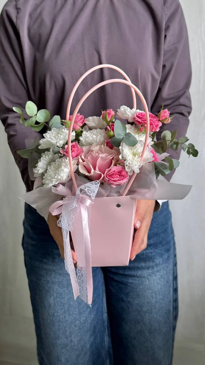 В этот дождливый день настроение поднимут только цветы и клубника 🍓в шоколаде