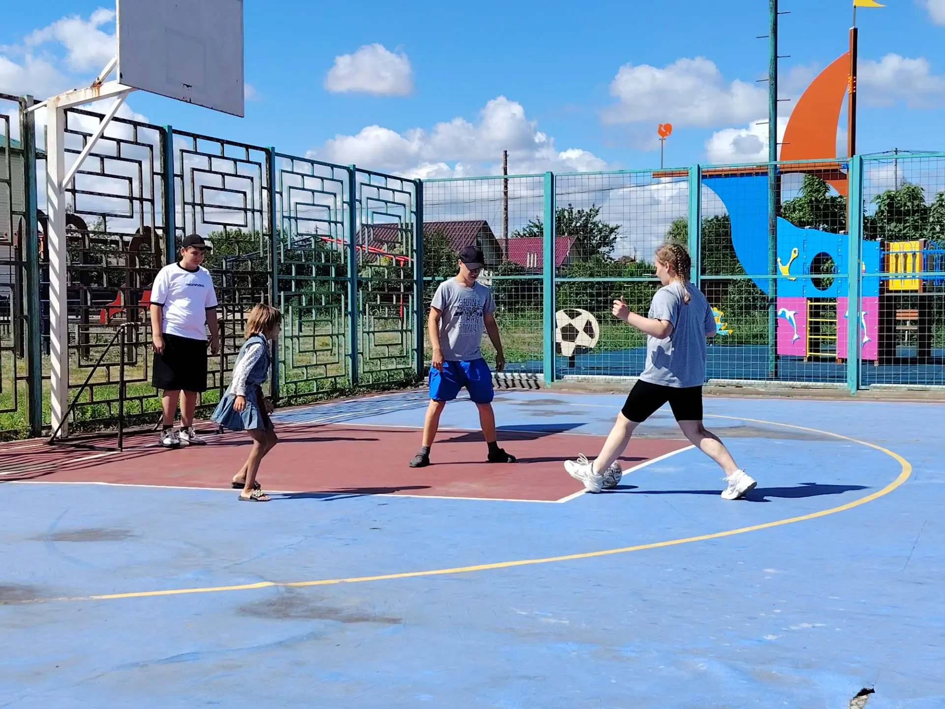 ⚽ День спорта, смородины и театра! Мы сегодня всё успели!

14 июля в «Солнечном» было жарко — и не т
