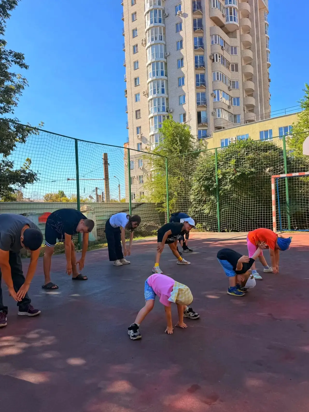 ☀️💪 Наши ребята начали день с активной утренней зарядки! Простые упражнения на свежем ...