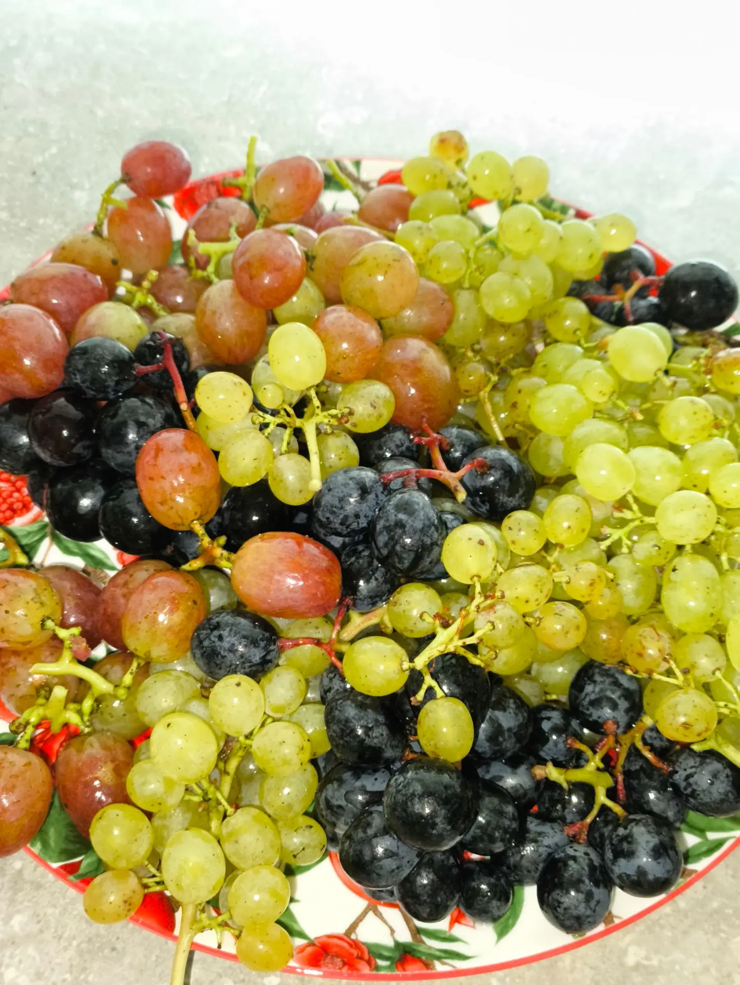 🍇 Мой виноград созрел — и он очень сладкий!