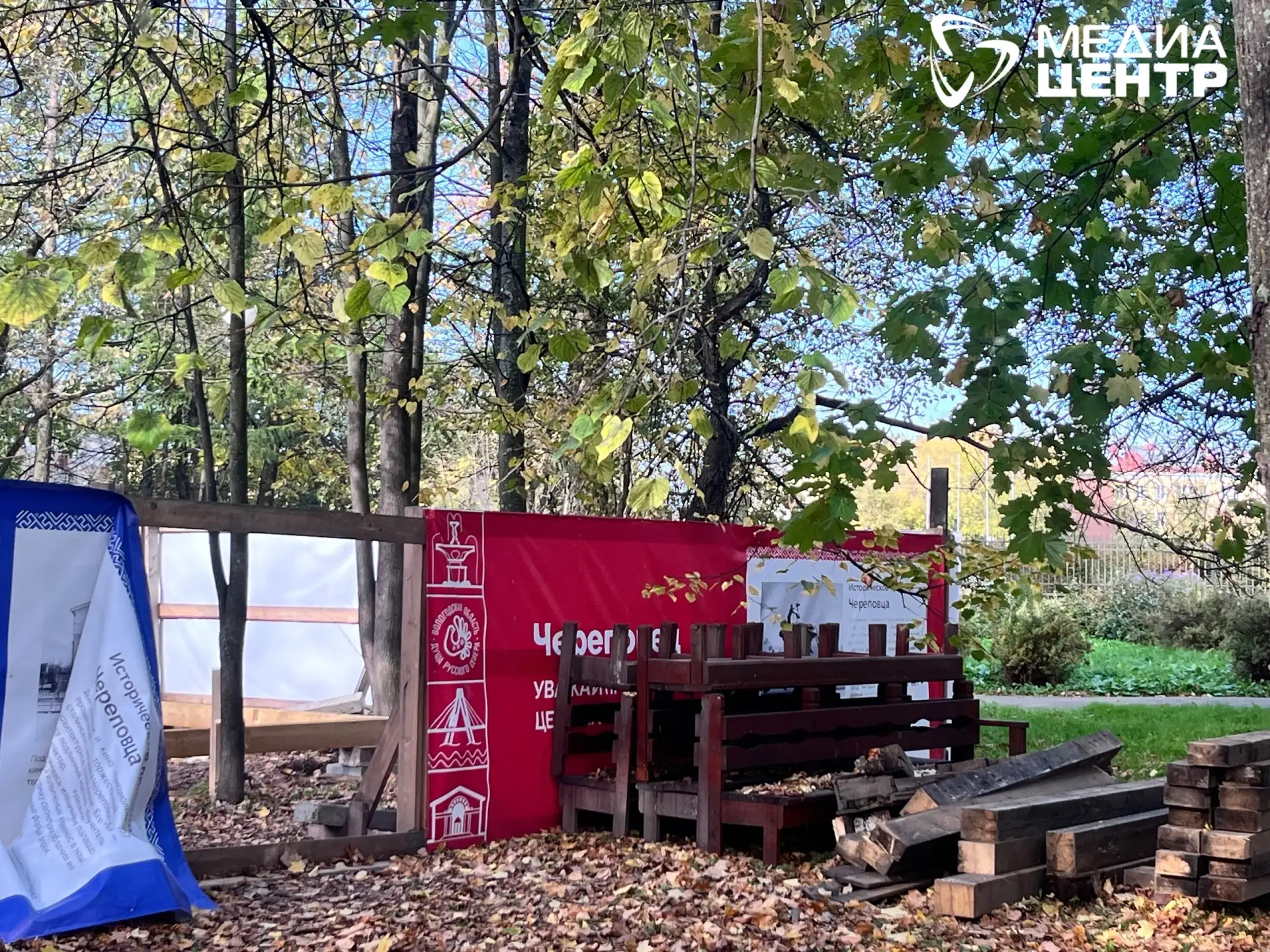 В Комсомольском парке начали строить новую беседку взамен снесенной весной
