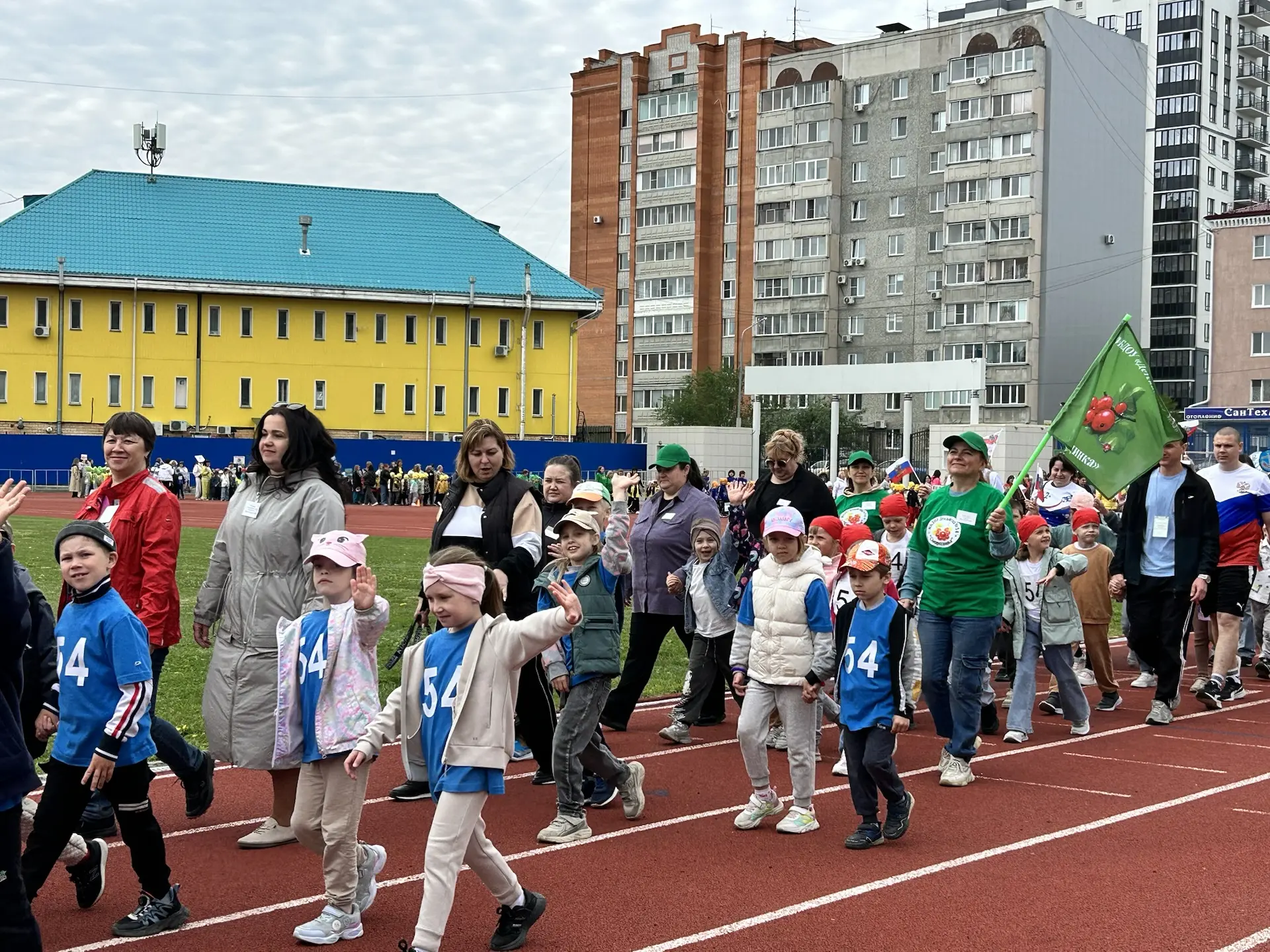 На центральном стадионе совсем скоро начнется детский легкоатлетический забег детских садов.