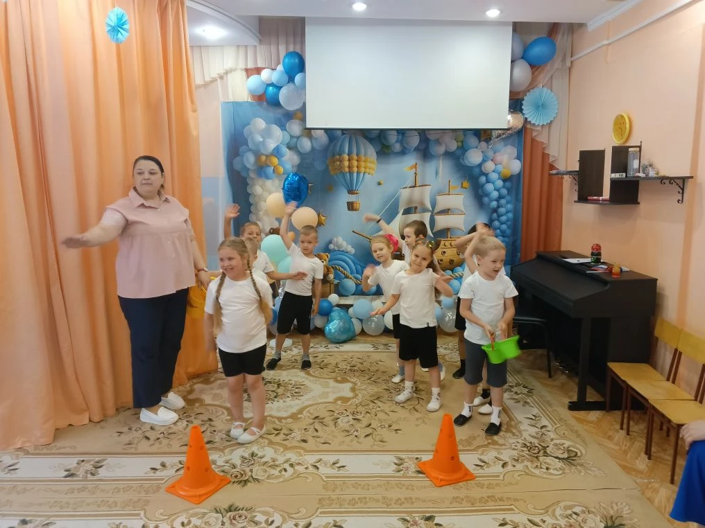✨ У нас весело и интересно! На физкультуре ребята разновозрастных групп участвовали в эстафетах и иг