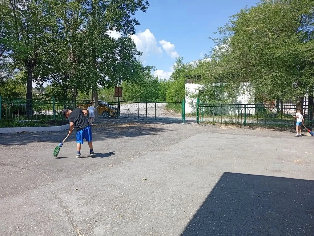 «Когда вместе — любое дело по плечу!»: как наш лагерь дружно навел порядок🧹

В нашем школьном летне