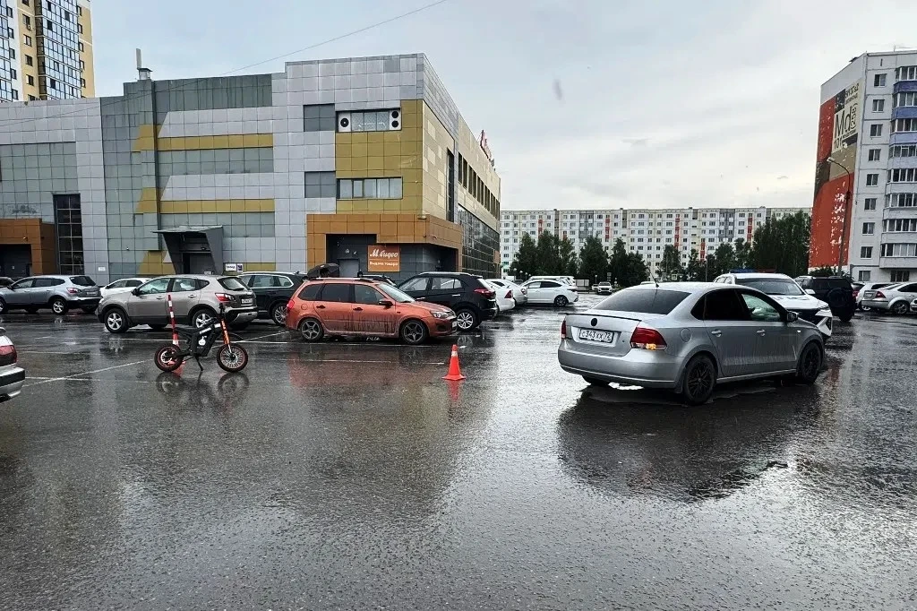 ❗️В Тобольске подросток на электробайке попал в ДТП у ТЦ «Арбат»
