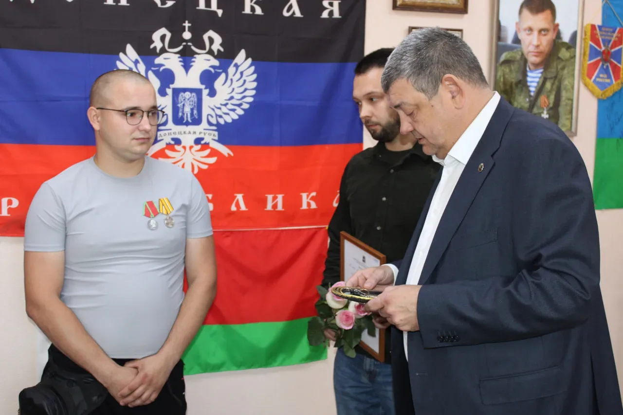 В Горловке ветерану СВО вручили ключи от новой квартиры

Глава городского округа Иван Приходько пере