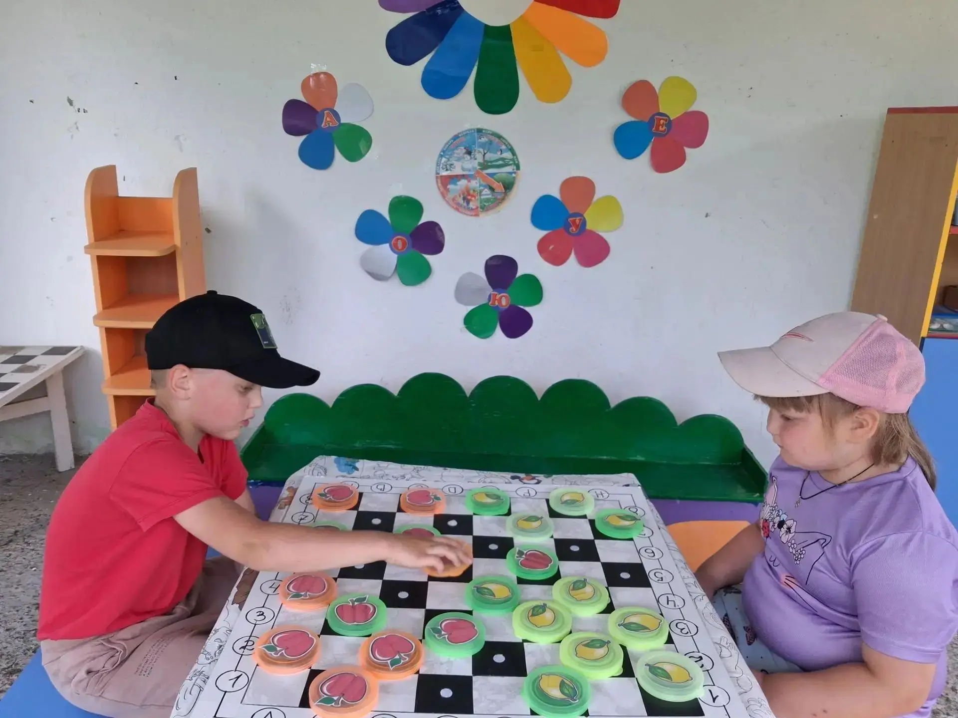 ♟️Шашки под открытым небом! ☀️
Солнце светит, птички поют, а наши ребята рубятся в шашки! 🔥😊
Устро