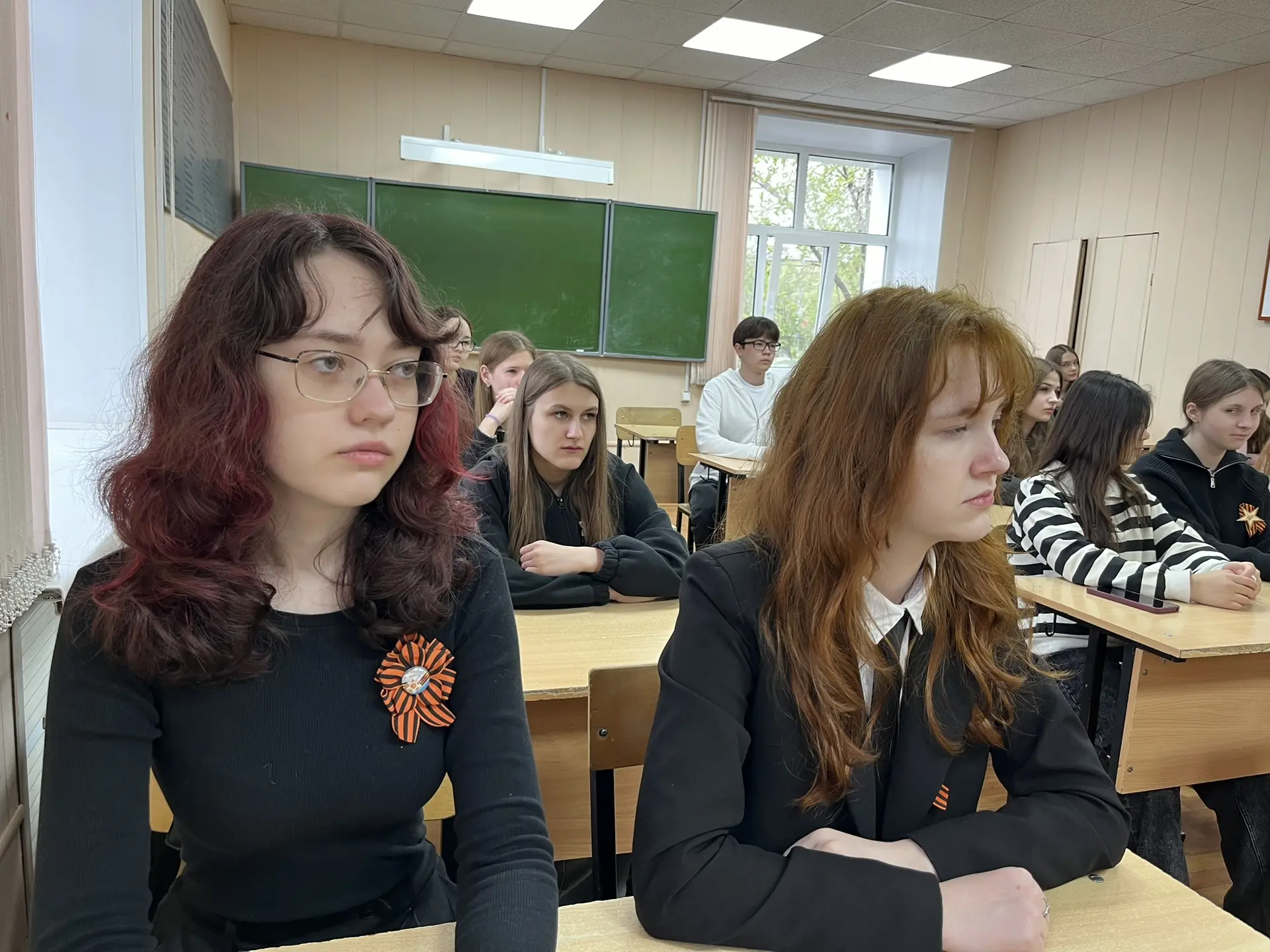 🇷🇺 Новую учебную неделю ОУФТ традиционно начинает с торжественной церемонии выноса флага и исполнени