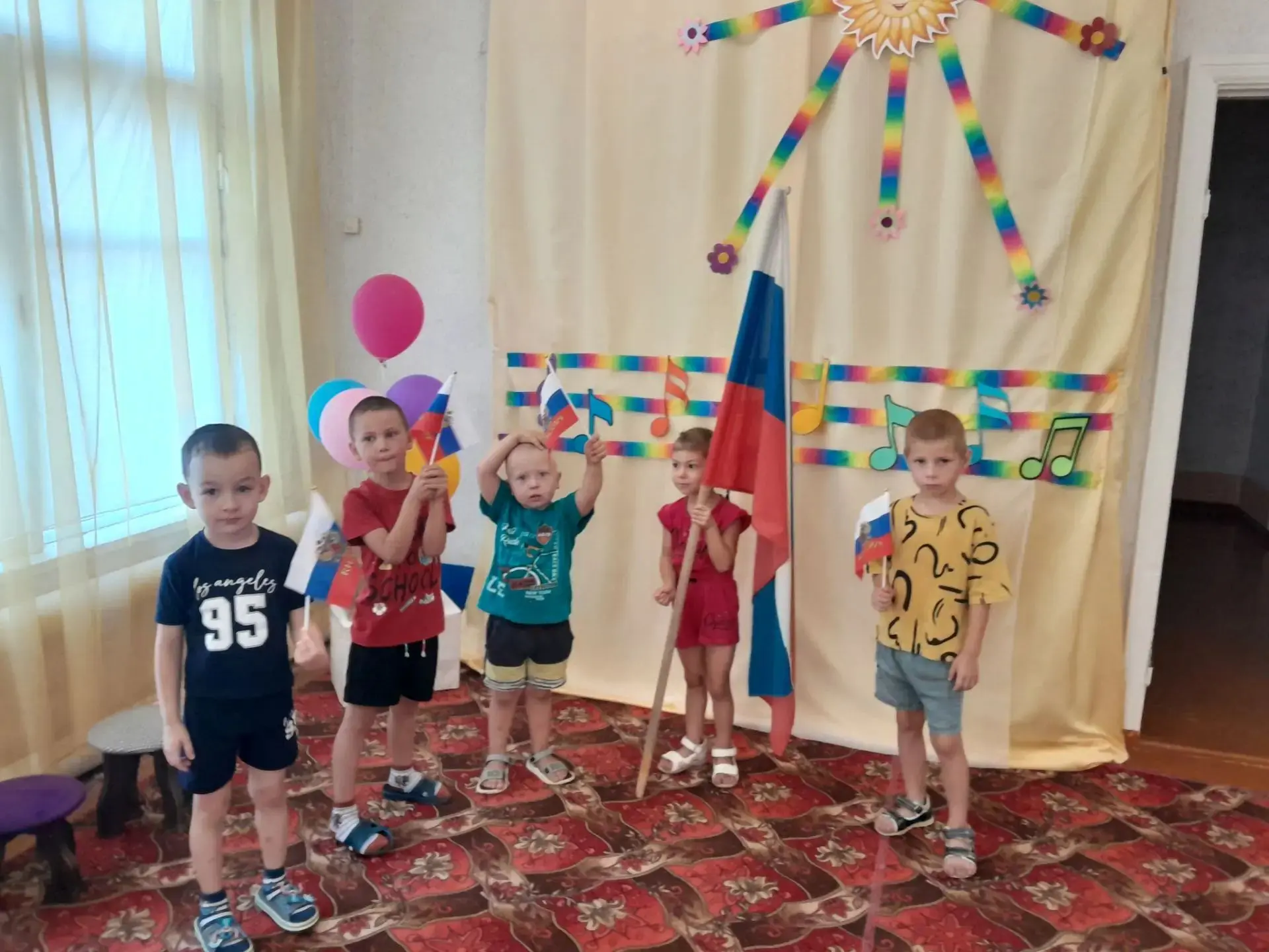 Каждая неделя в нашем детском саду "Колокольчике " начинается с торжественной минуты. П...