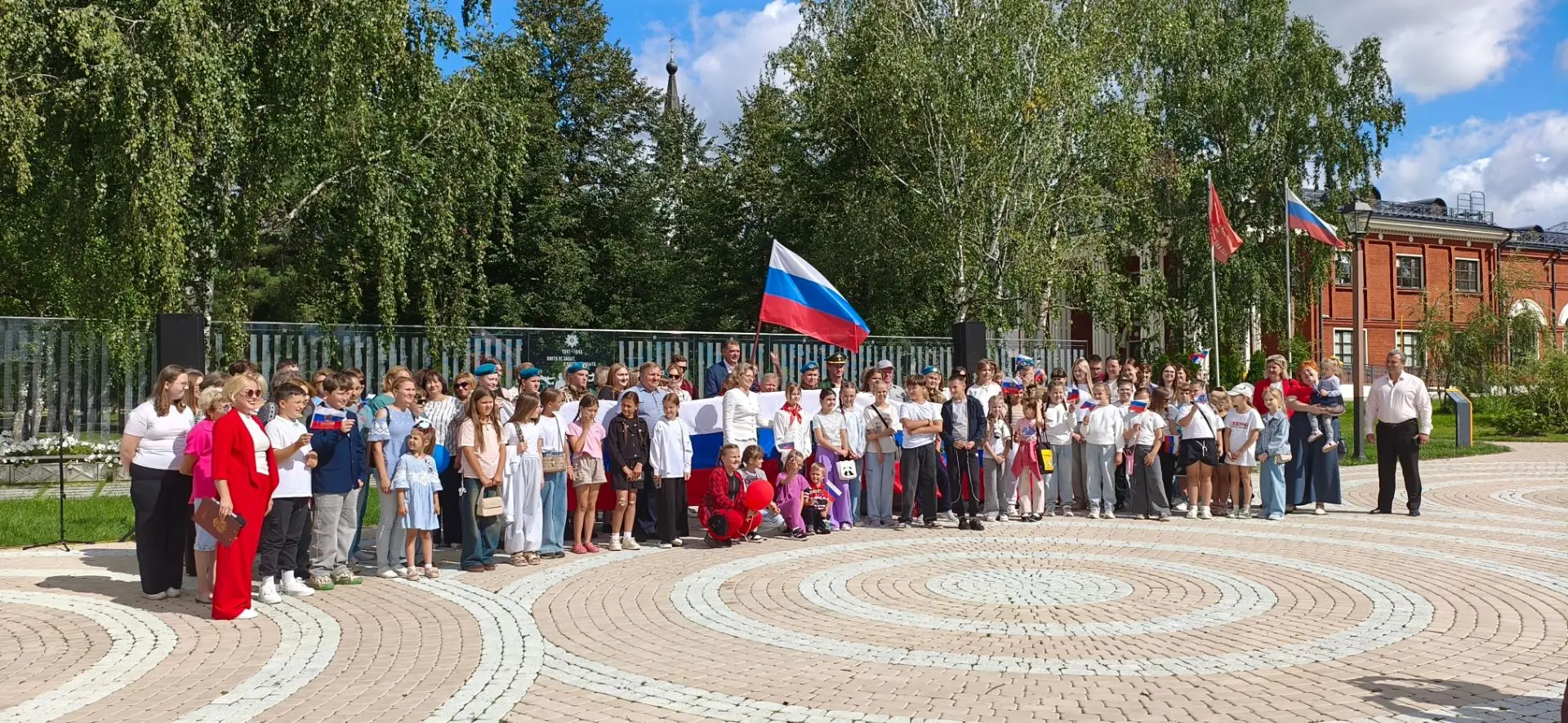 Сотрудники РДК им. А. С. Пушкина приняли участие в митинге, посвященном Дню Государстве...