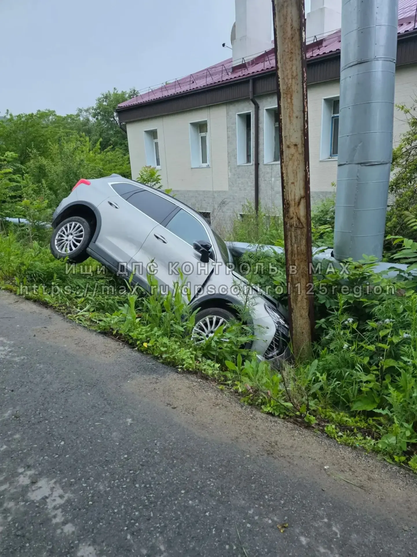 На Русском острове пьяный водитель на Haval улетел с дороги и влетел в кювет, а после с...