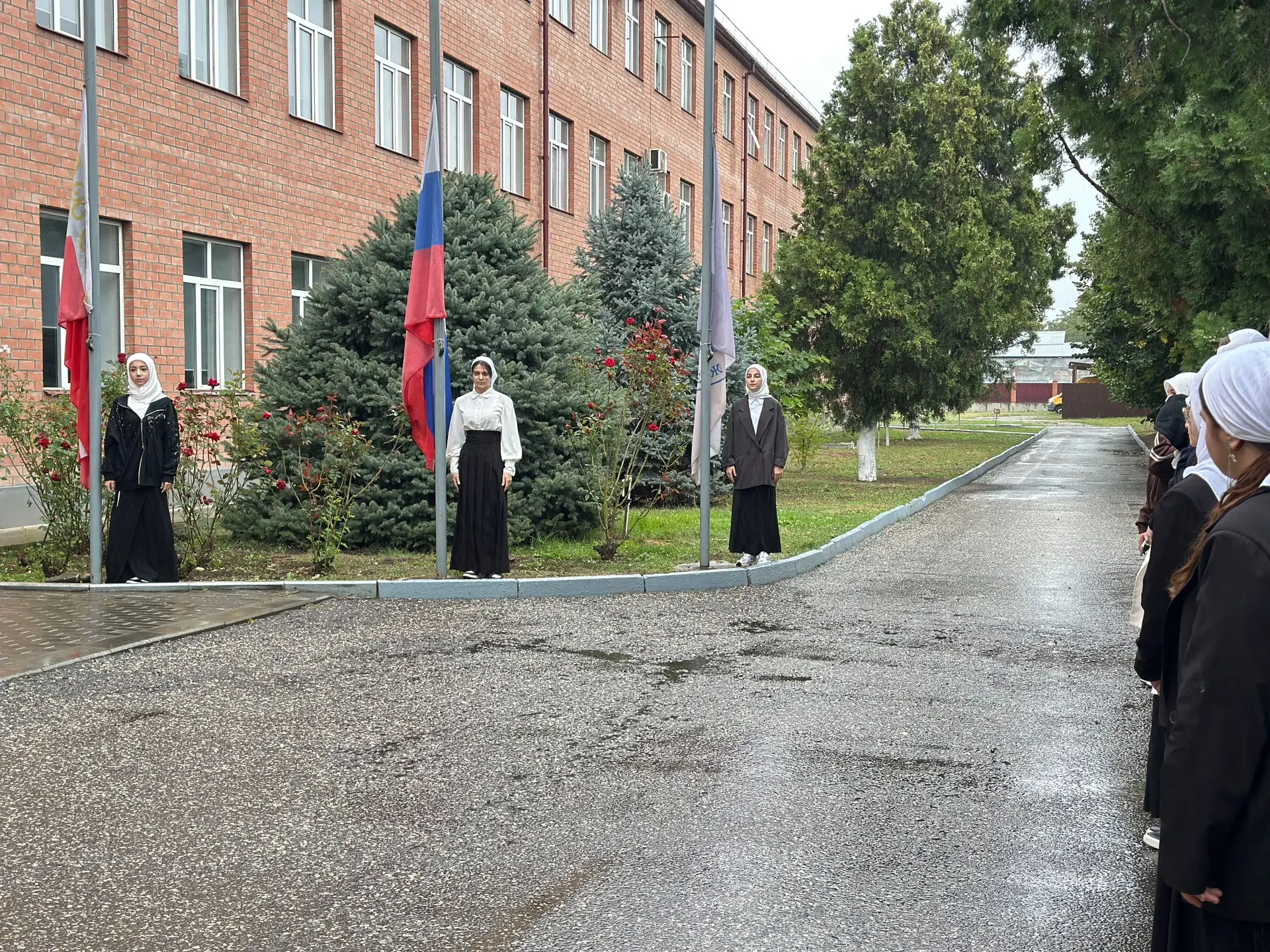 В Грозненском педагогическом колледже прошла торжественная церемония поднятия государст...