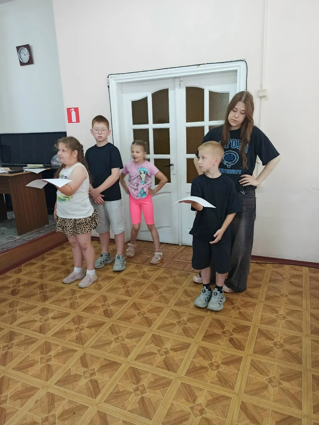 Сегодня мы, нашим дружным разновозрастным отрядом, посетили библиотеку им. Горького. Би...
