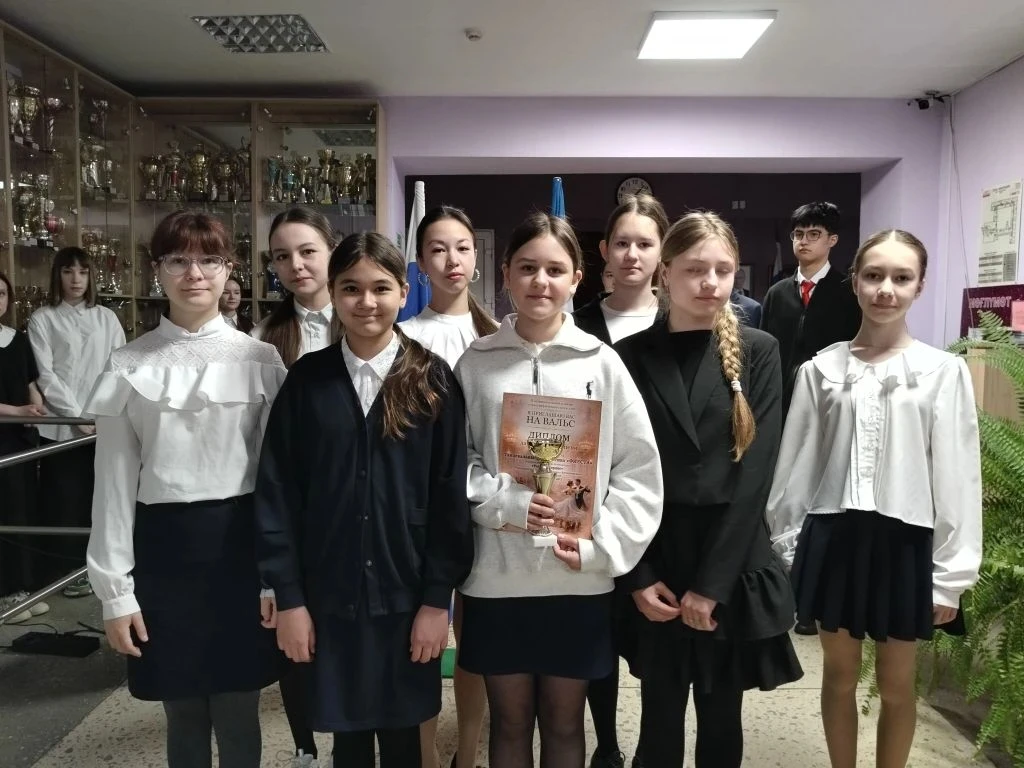 Понедельник — с побед! 🏆🇷🇺  Новая неделя в Гимназии началась с торжественного внесения флагов и испо