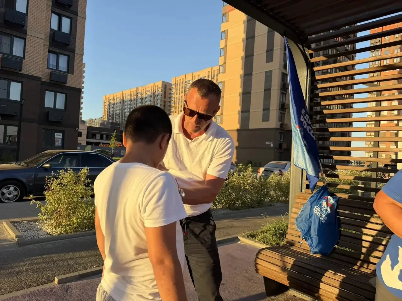 Вчера, накануне Дня Государственного флага России, раздавали ленточки с триколором жите...