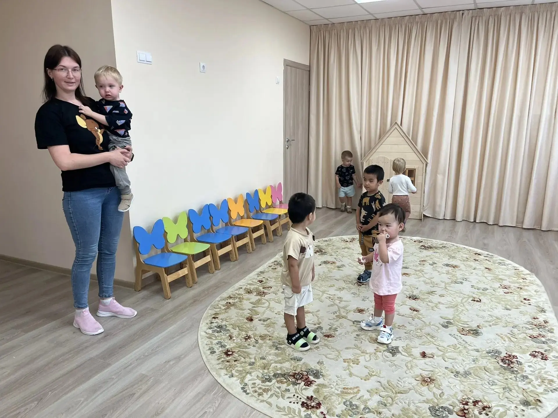 🎉 Первый подъём на второй этаж — и сразу в музыкальный зал! 🎶🎼Наши малыши — настоящи...
