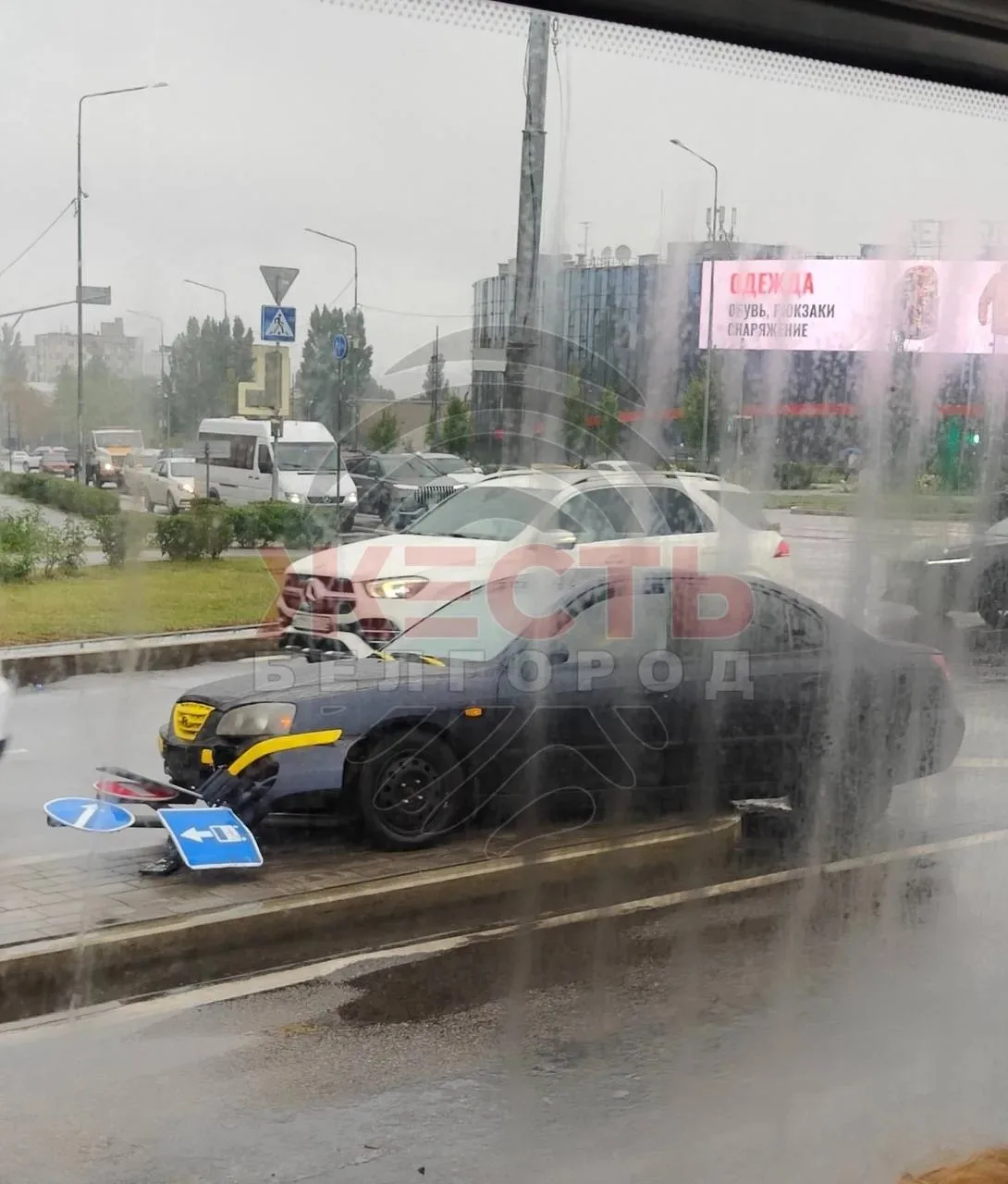 Специалисты восстановили дорожный знак после вчерашнего ДТП на пересечении Щорса и Коро...