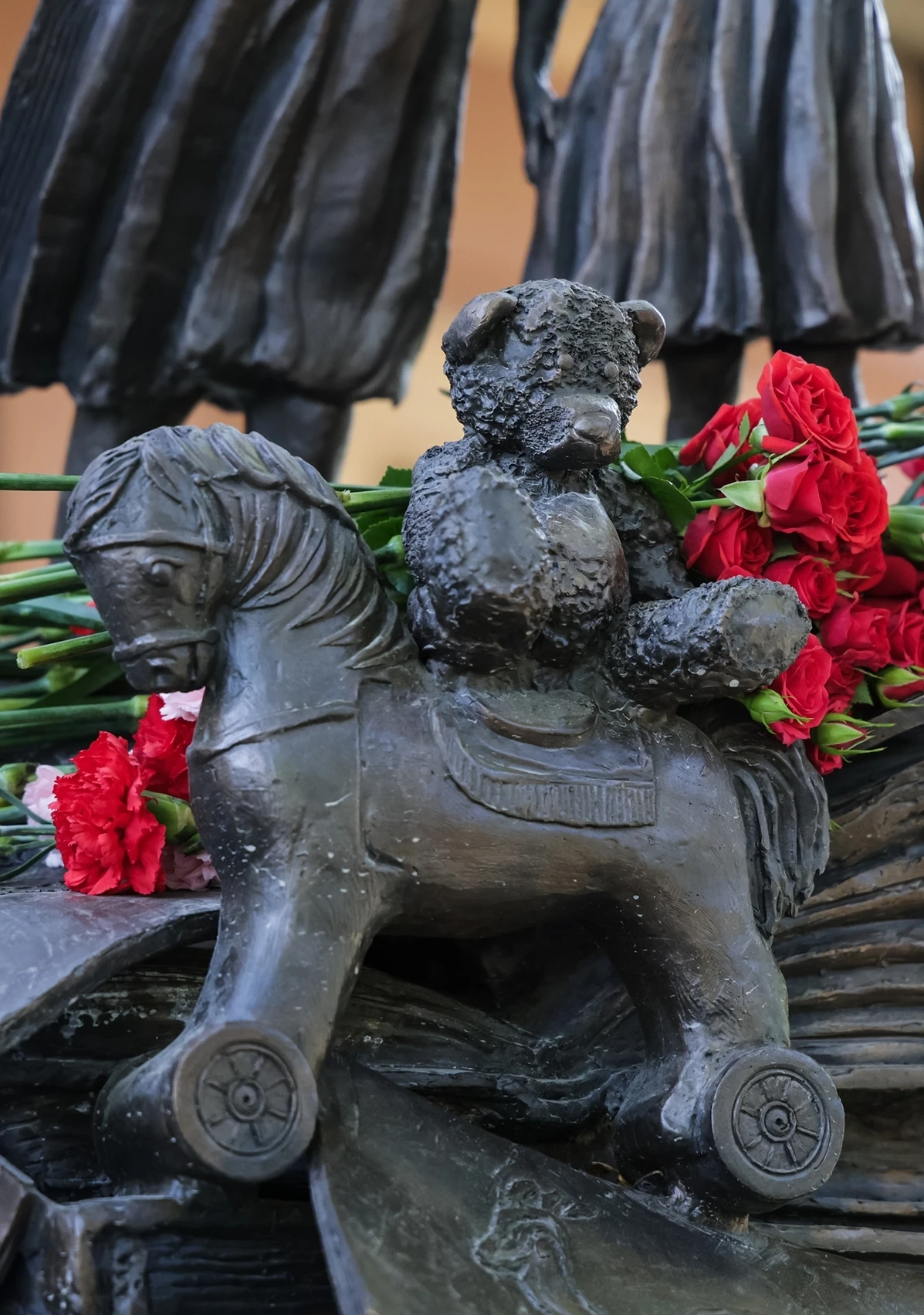 🧸👩‍🏫 Памятник воспитателю установили в Петербурге. Первый в городе.