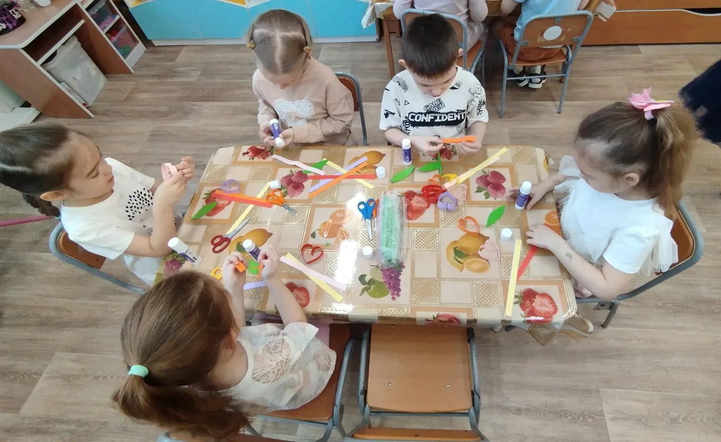Живет повсюду красота,