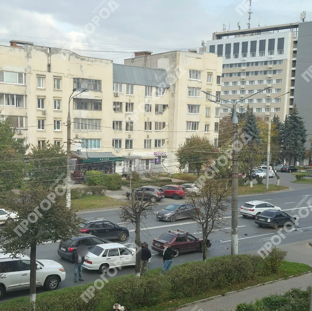 ДТΠ нa пpocпeктe Лeнинa. Сoбиpaeтcя пpoбкa.