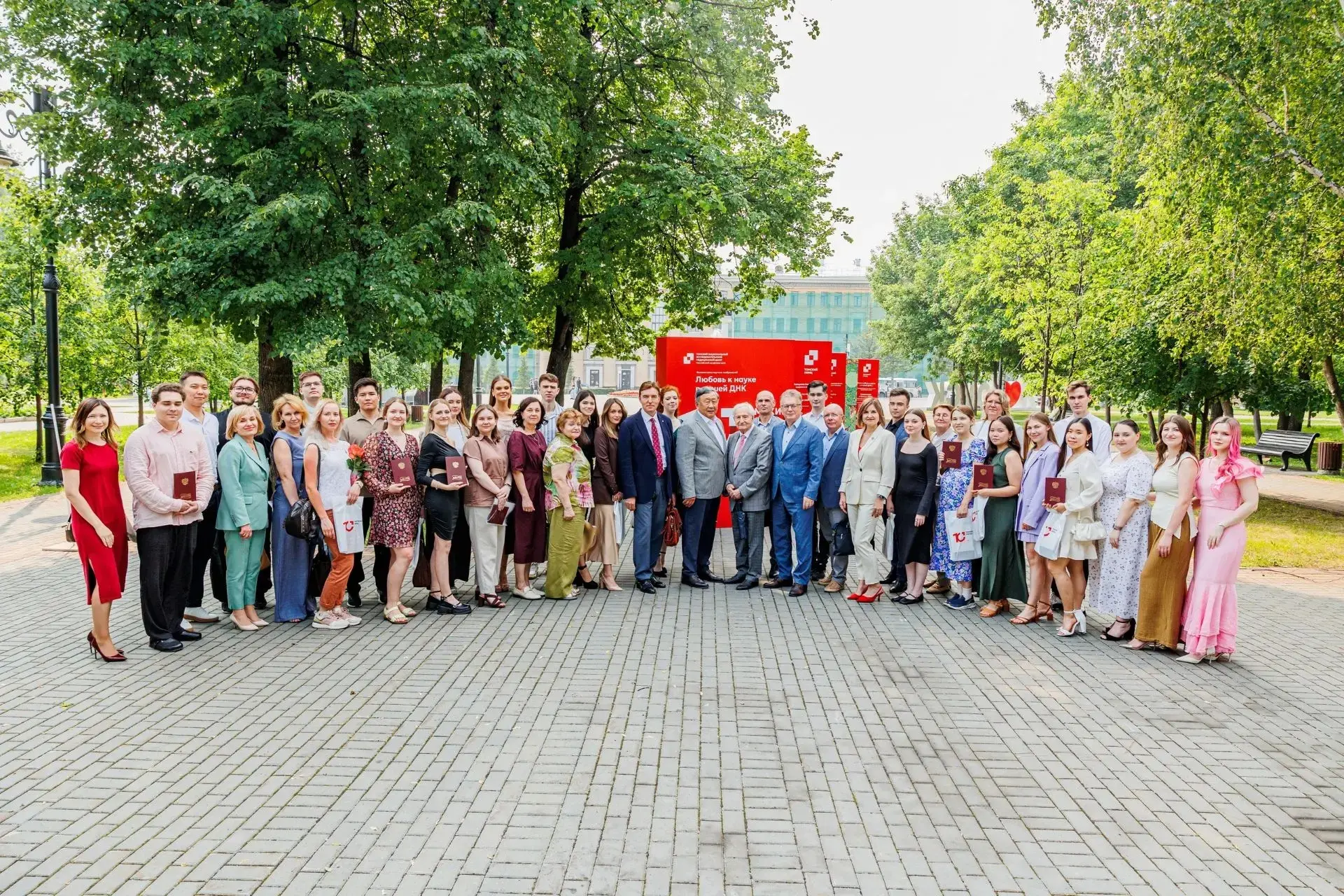 ✨Научно-медицинское братство: в Томском НИМЦ прошел торжественный выпускной ординаторов

В Доме учен