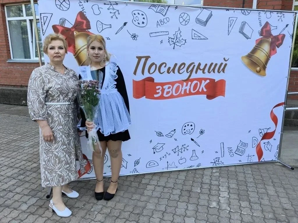 Звенит последний звонок для наших девятиклассников. Сегодня они прощаются со школой.