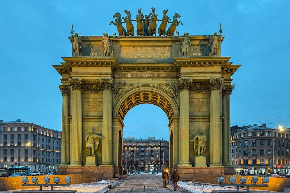 🏛 Петербургский факт: Нарвские ворота построены вокруг кирпичного каркаса