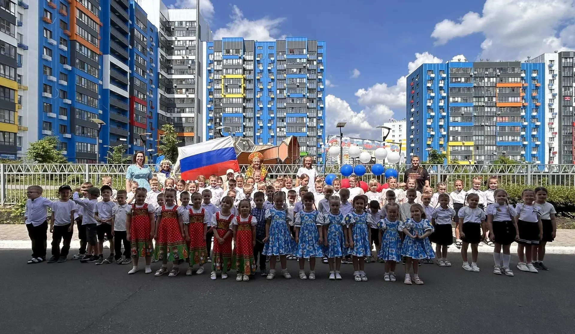 🇷🇺В «Сурской сказке» День России встретили песнями, плясками и караваем! 🇷🇺

В нашем детском сад