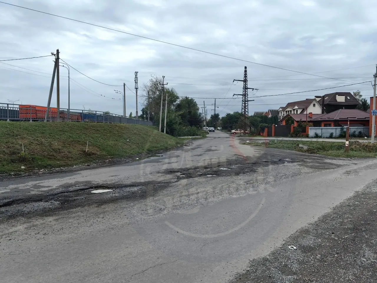Дублер многострадального мостика на Солёном озере. В августе обновили покрытие, но уже ...