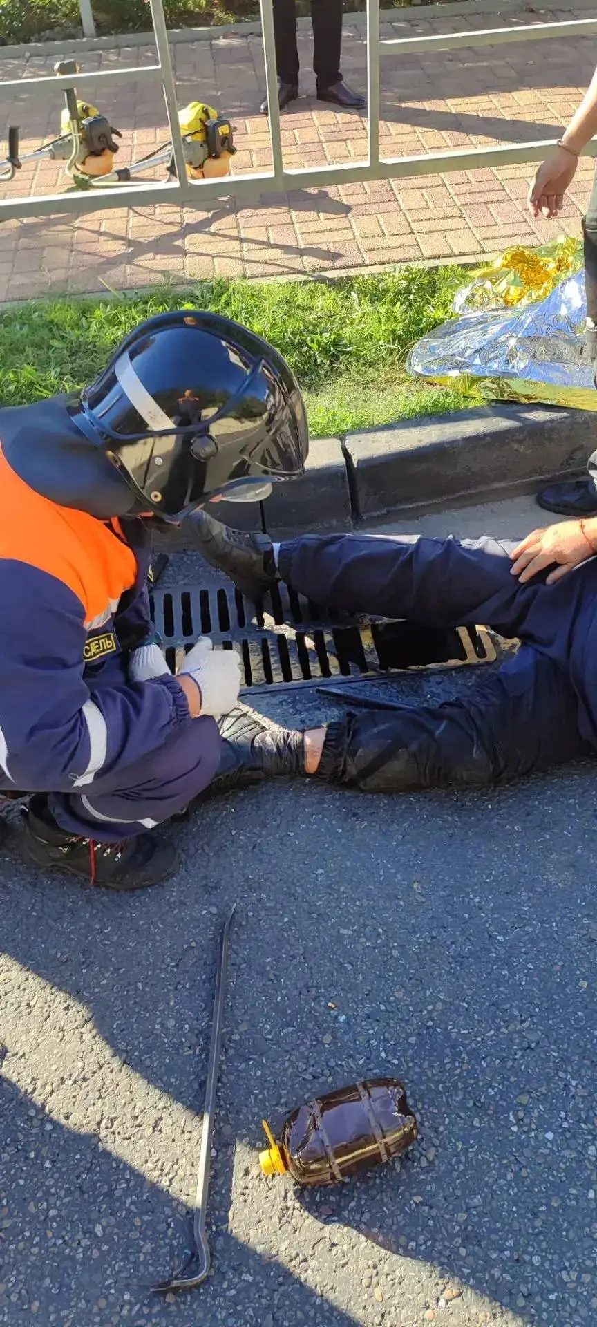 Благоустройство с полным погружением: в Сочи спасатели вызволили рабочего из ливнёвки �...