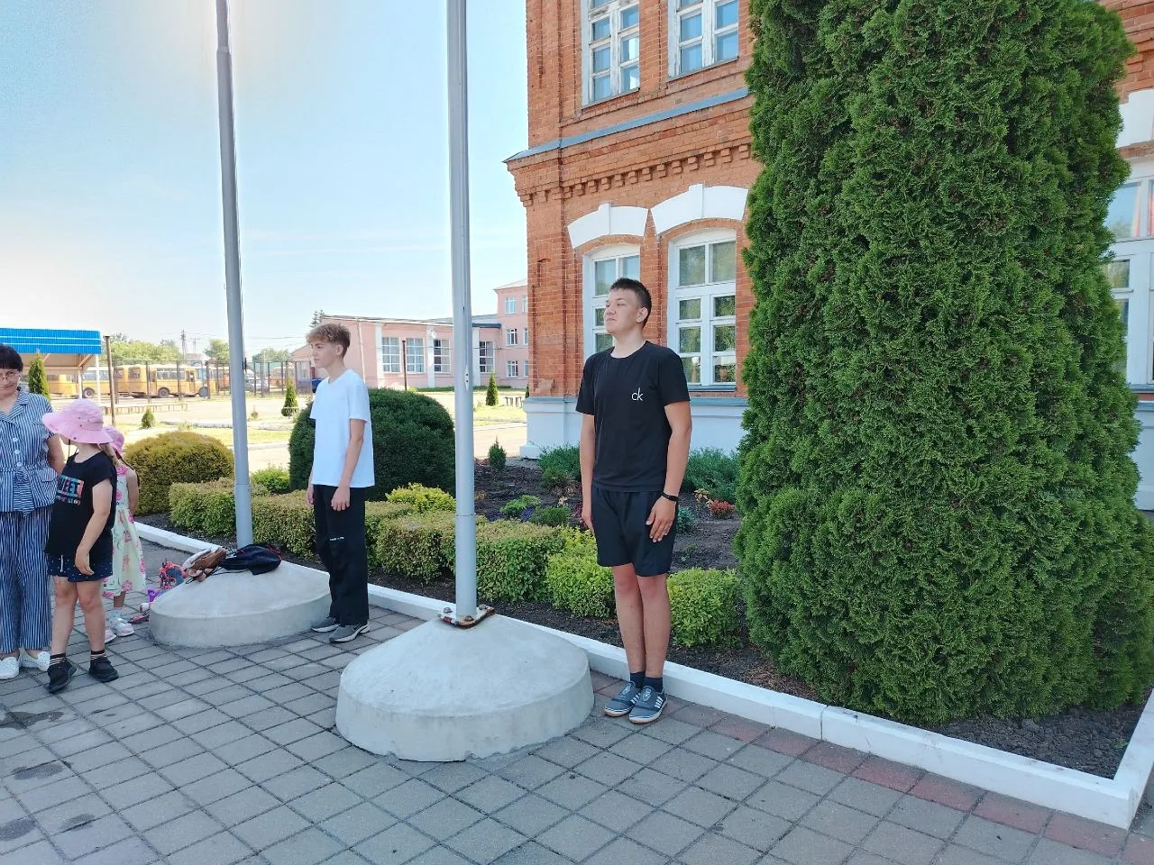 🐝Восьмой день в лагере труда и отдыха "Пчёлка" выдался насыщенным, сочетая продуктивный
труд и акти