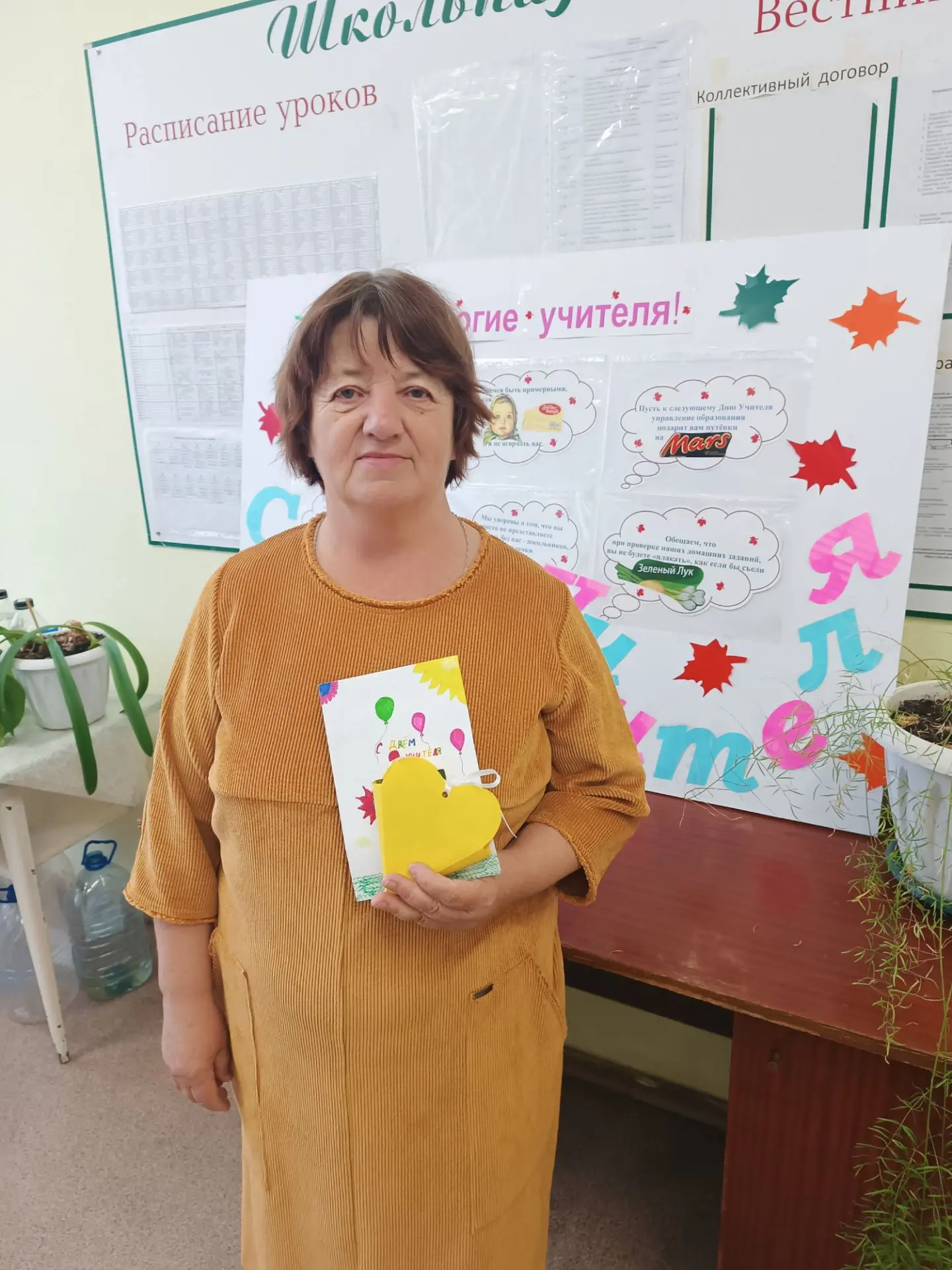 🔔 Сегодня ранним утром дети встречали учителей на крыльце школы и поздравляли с наступ...
